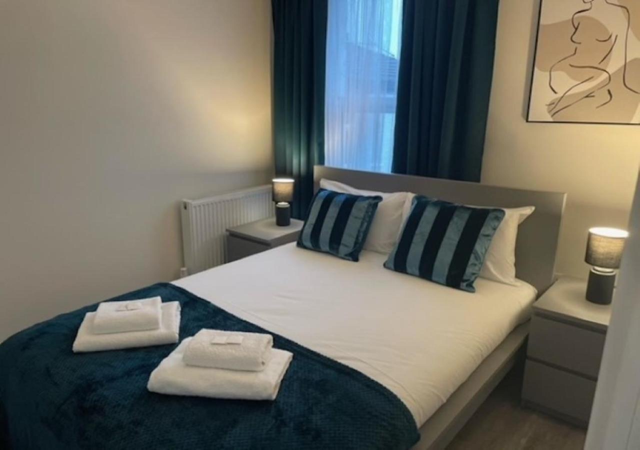 2 Bedroom Serviced Apartment # Лондон Екстериор снимка